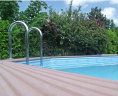 l'accès se fait par une élégante échelle inox Photo de detail piscine bois